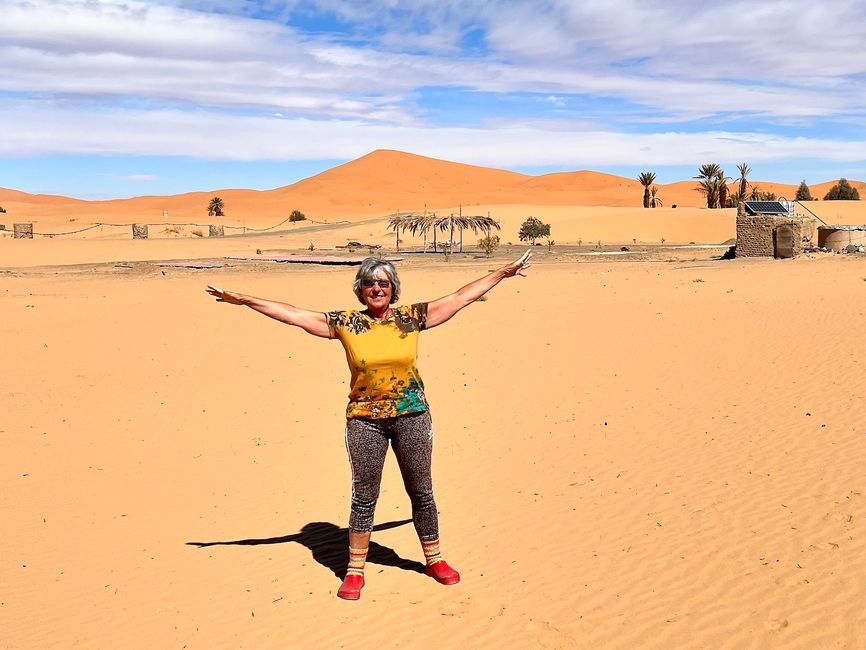 Not behind, but in front of the camera: Birgit is happy. Finally in the desert! (Photo: Udo)