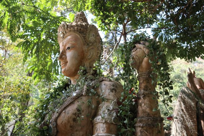 Eine weitere weitere Statue im Wat Pha Lat.