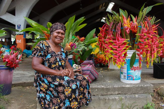 Blumenverkäuferin am Markt von Port Vila