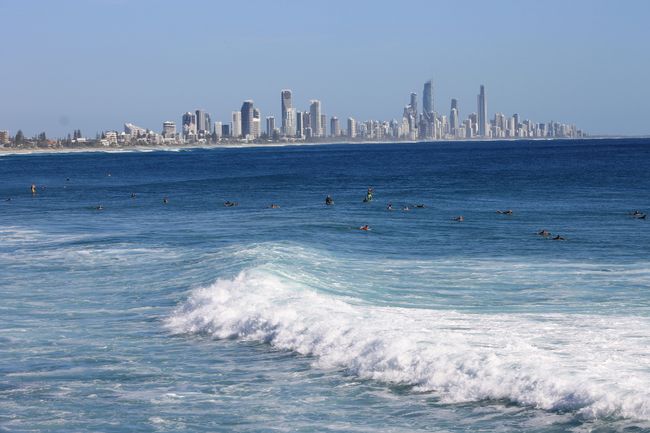Currumbin Surfspot und im Hintergrund die Gold Coast
