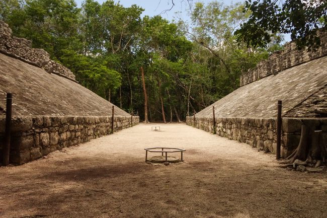 So sieht der große Ballspielplatz der Maya aus. Den gibt es in jeder bedeutenden Anlage zu finden. 