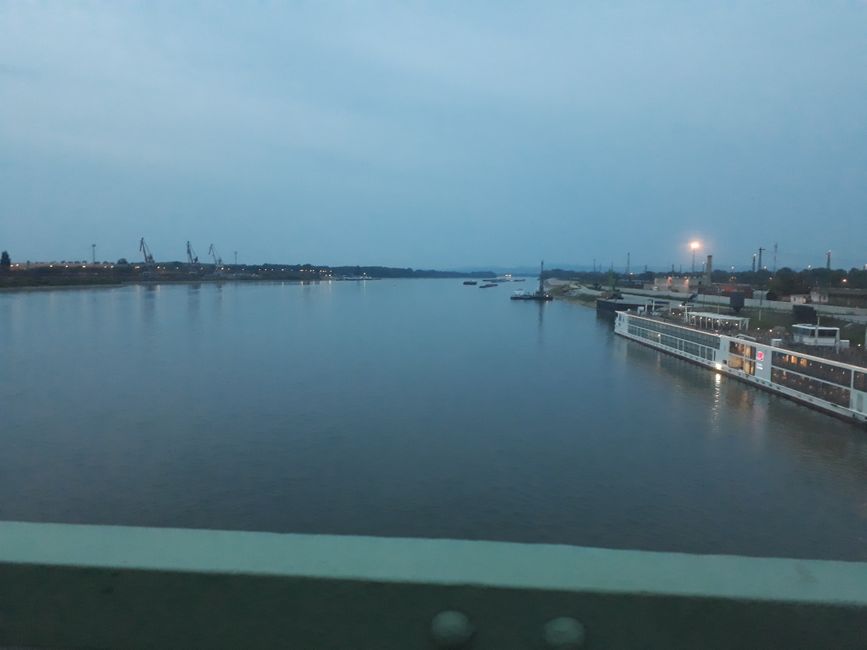 abendlicher Blick von der Brücke der Freundschaft.