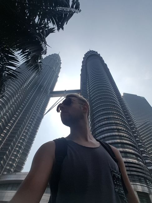Im Hintergrund die Petronas Twin Towers. 