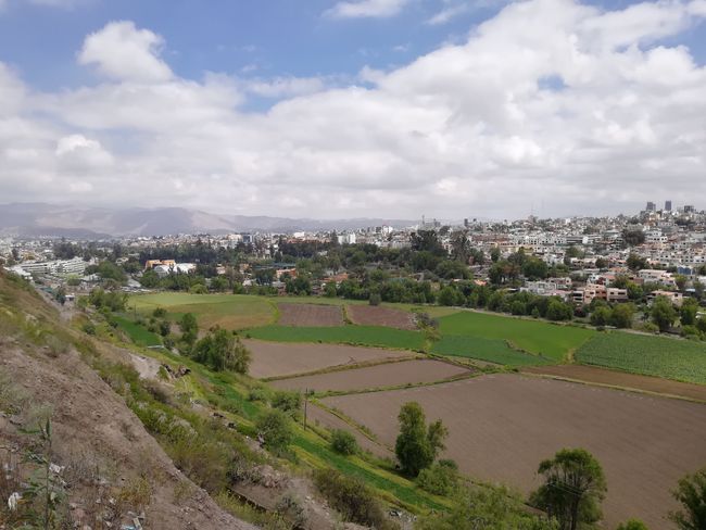 Aussicht von der Puente Chilina auf die Stadt und landwirtschaftliche Nutzflächen