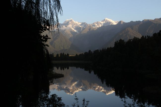 View of views am Lake Matheson (links Mount Tasman, rechts Mount Cook)