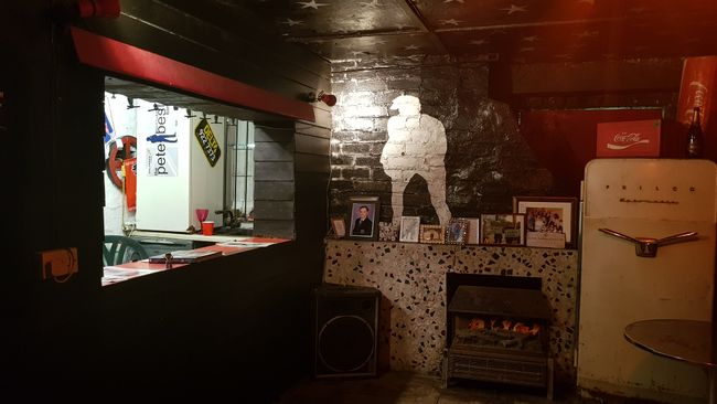 Die Bar zeigt ein Schattenbild von John Lennon, auch die Sterne an der Decke wurden von den Beatlesmitgliedern aufgemalt