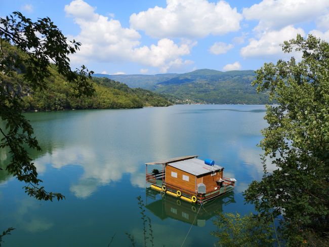 Perucac: The reservoir with amazing water color and countless houseboats
