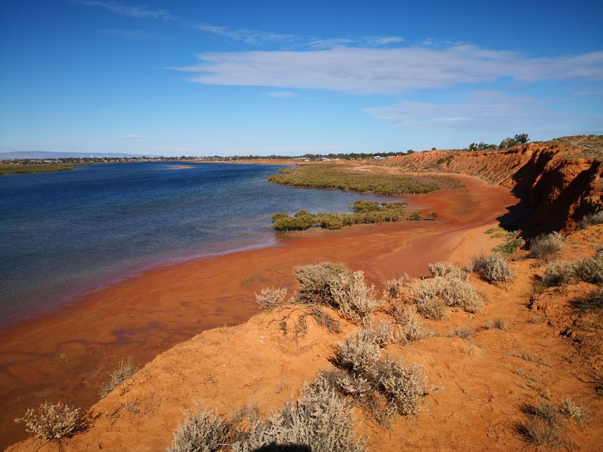 Port Augusta, von wo aus man das Flindersgebirge sehen kann und besagter Forscher mit einem Schiff geankert hat, um das Land zu erkunden