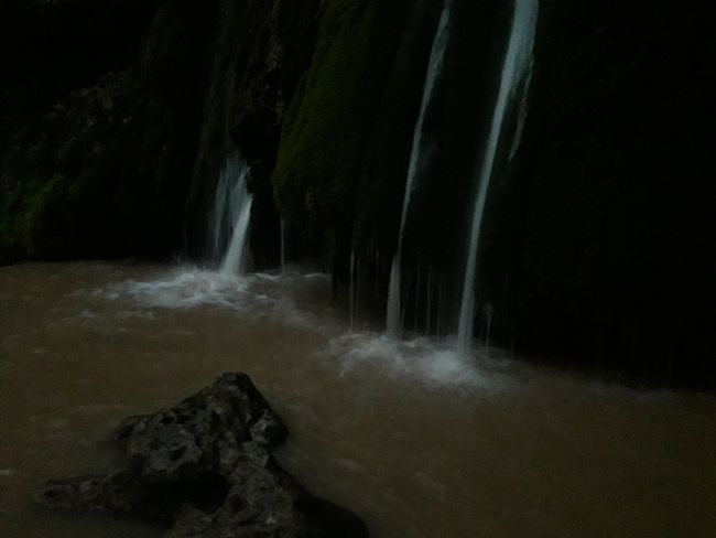abendlicher Besuch am Wasserfall