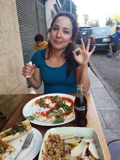 Nach 3 Wochen im Nahen Osten freut sich Yumi in Amman aber wieder über eine anständige Pizza und eine Cola dazu :-)