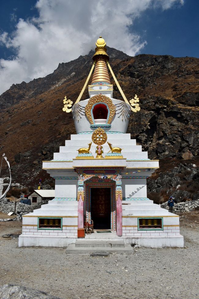 Ein Tempel mit etlichen Gebetsmühlen.