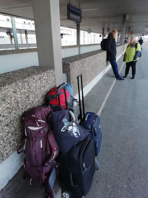Abfahrt Hauptbahnhof Hannover mit irgendwie mehr Gepäck als beim letzten Mal!? 