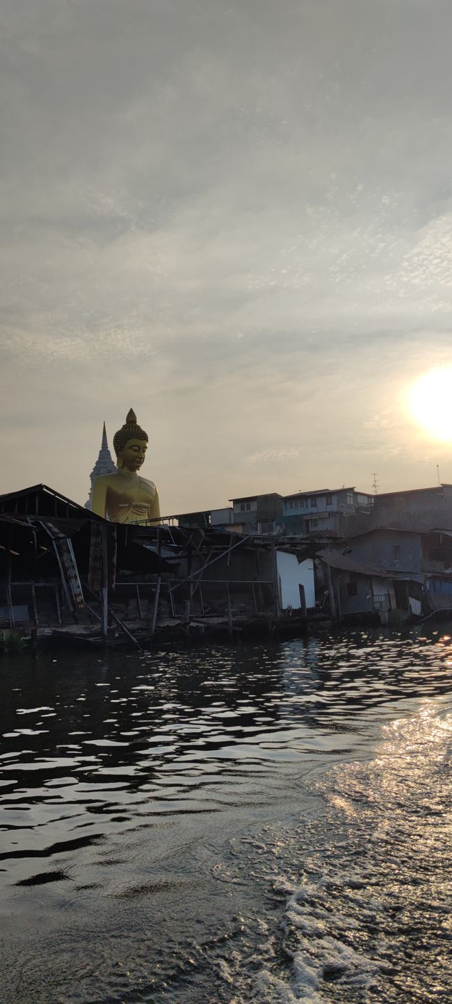 Riesen Buddha hinter der Armut 