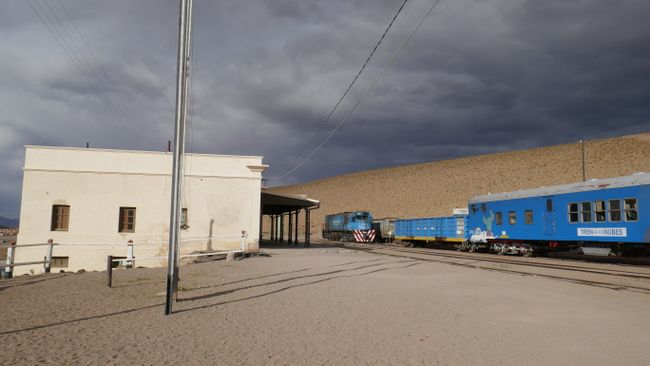 Vlak do oblak na nádraží San Antonio des los Cobres