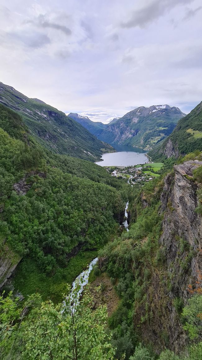 Жуулчдын хөл хөдөлгөөнгүй (эсвэл аялалын хөлөг онгоц) Geiranger Fjord-ийг жуулчид онцолдог.