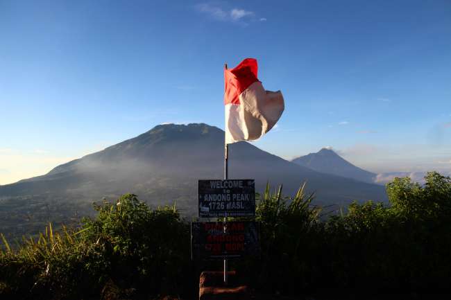 Blick auf die Vulkane Merbabu und dahinter Merapi (die nächsten Ziele)