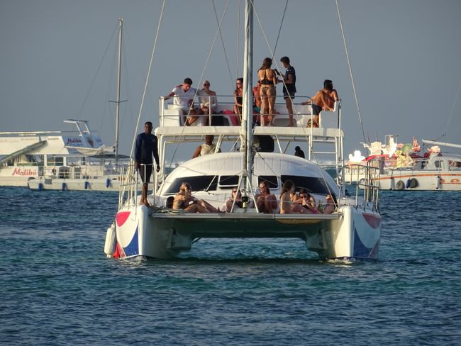 Partyboot am Strand von Bavarò