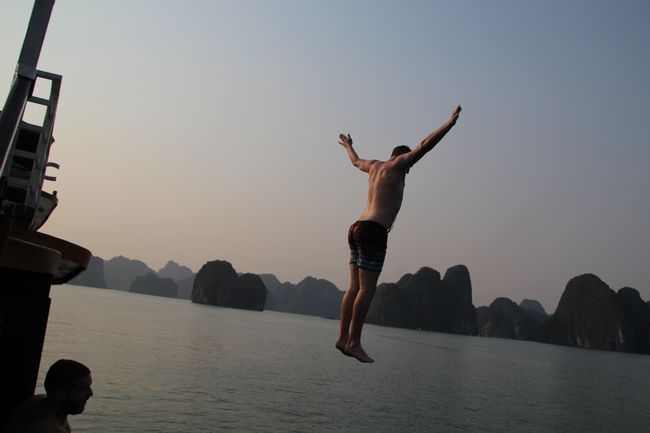Jonas springt vom Schiff herunter, im Hintergrund die Lan Ha Bay