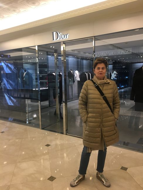 Sabina in front of the Dior boutique instead of the puppet theater