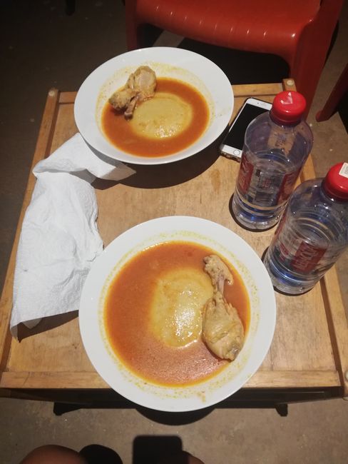 When we came home, we had Fufu with light soup for dinner. Fufu is a starchy porridge made from cassava or yam, served as a dumpling. With Banku and Kenkey, it is one of the typical national dishes here and it tastes really delicious.