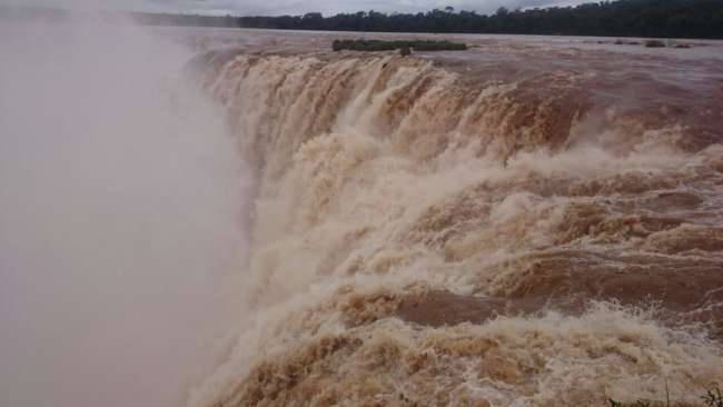 Puerto Iguazu - Teufelsschlund verschlingt Wassermassen 