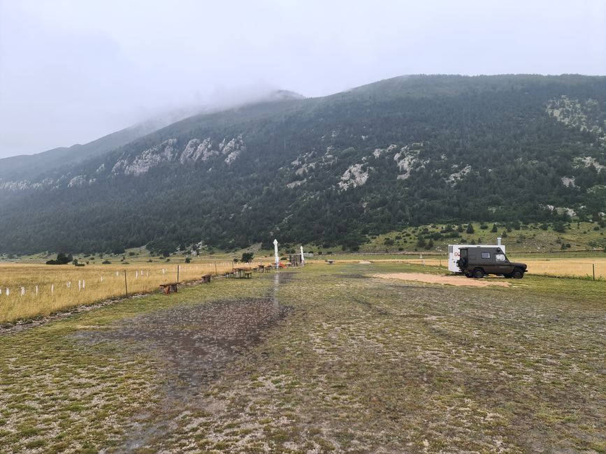 Wir fanden einen kleinen Campingplatz und mumelten uns ins Auto. Der Campingplatz gehörte natürlich einem nach Deutschland ausgewanderten Bosnier der jetzt als Rentner hier seine Sommer verbringt.