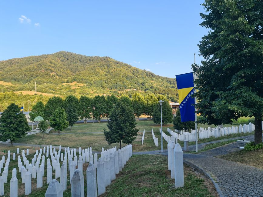 Wo die Fahnen immer auf Halbmast hängen. Gegenüber der Batteriefabrik befindet sich heute der Friedhof der Opfer des Massenmordes.