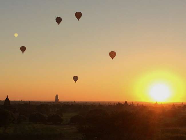 Sonnenaufgang in Bagan. Nur so: eine Fahrt mit dem Ballon würde 380 USD kosten. Irre!