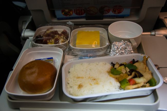 unser Flugzeug Essen irgendwo zwischen Warschau und Moskau