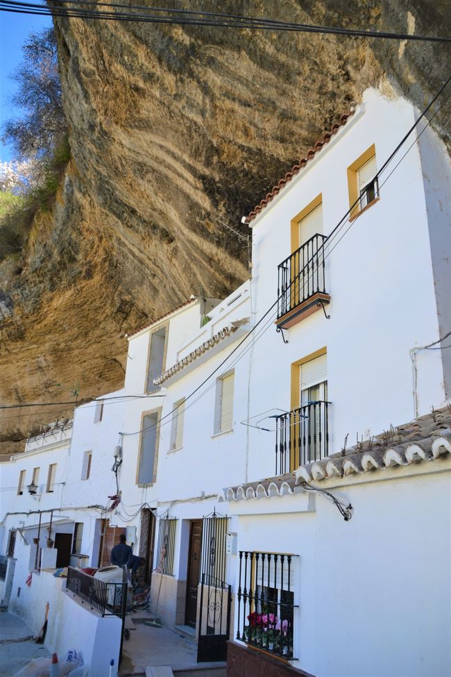 Häuser, die in den Felsen gebaut wurden in Setenil de las Bodegas