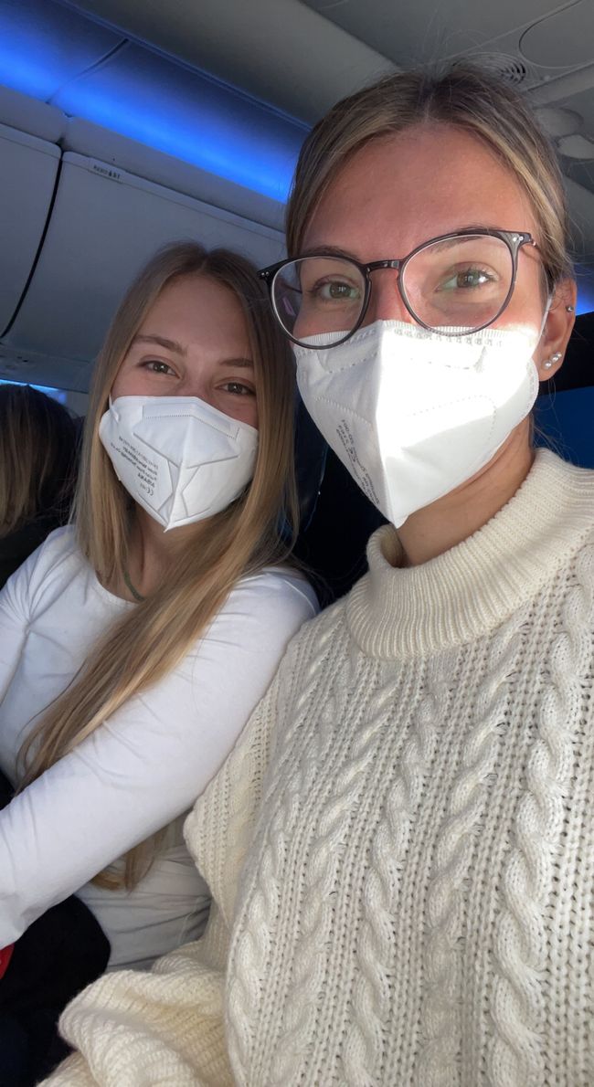 Im Flugzeug war es die ganze Zeit mega kalt und wir waren froh, dass wir uns so warm angezogen haben. 