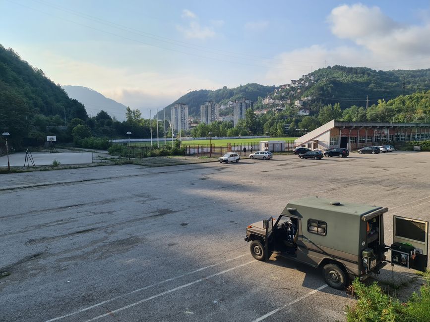 Unser Übernachtungsspot in Konjic war ein wenig unprätentiöser als sonst. Dafür war es nachts interesant und unheimlich zu gleich mitzuerleben, was sich so nachts auf einen Stadionparkplatz abspielt.