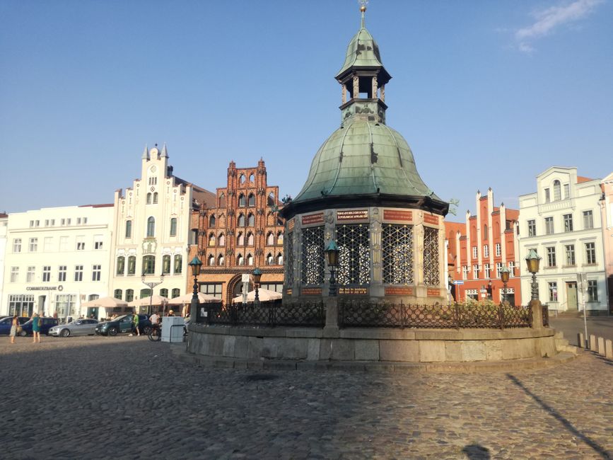 Le monument de l'eau de Wismar sur la place du marché, symbole de la ville, derrière la maison des citoyens 'Alter Schwede'