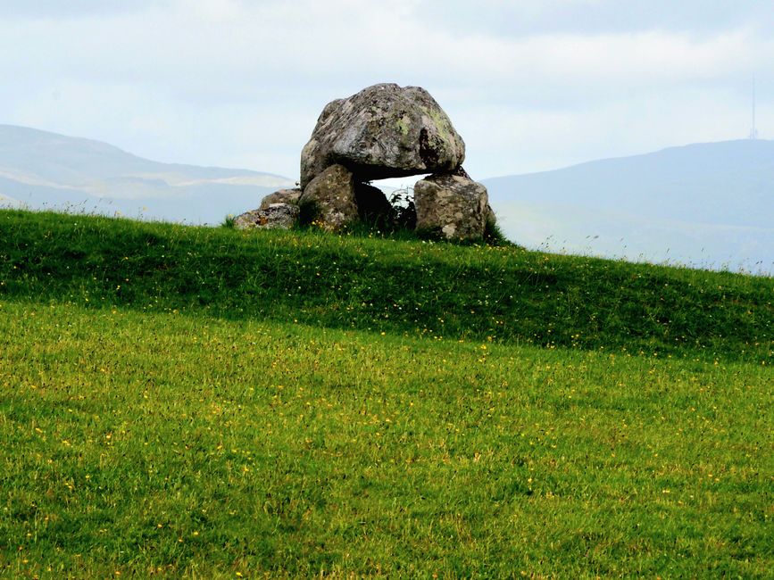 Rrënojat, salmonët, varret megalitike, festivali i kasolleve dhe në Donegal në rrugën e egër të Atlantikut