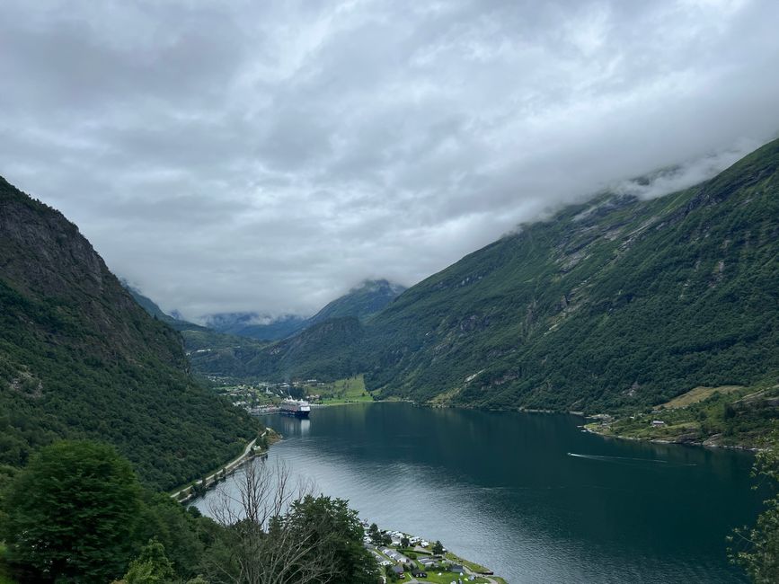 Via bergpaaie na Geirangerfjord