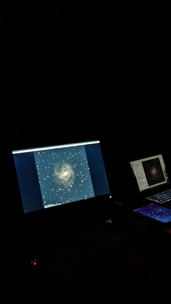 Vor dem Visitor Center gibts Livebilder aus dem Teleskop und Erklärungen