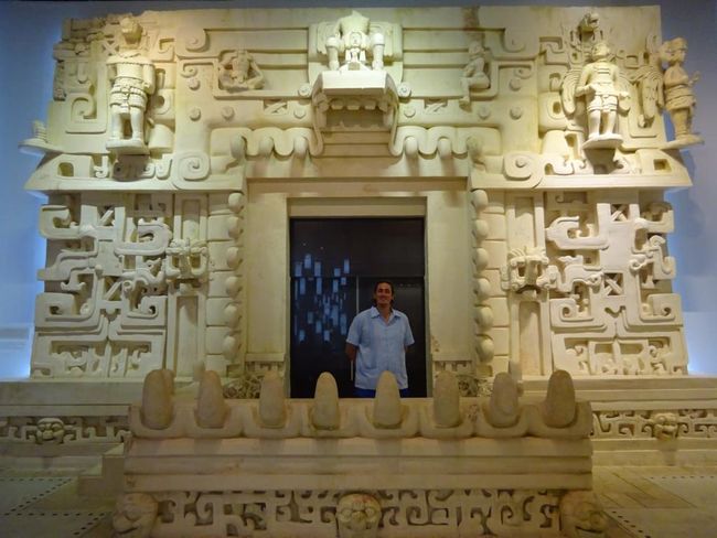 Jörg im Maul des Jaguars, Nachbildung aus Ek Balam (Museo Mundo del Maya)