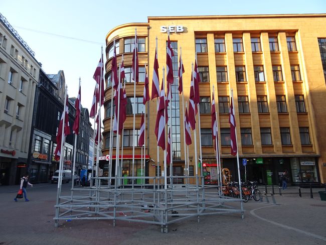 Ihr solltet langsam wissen, wie die lettische Flagge aussieht 