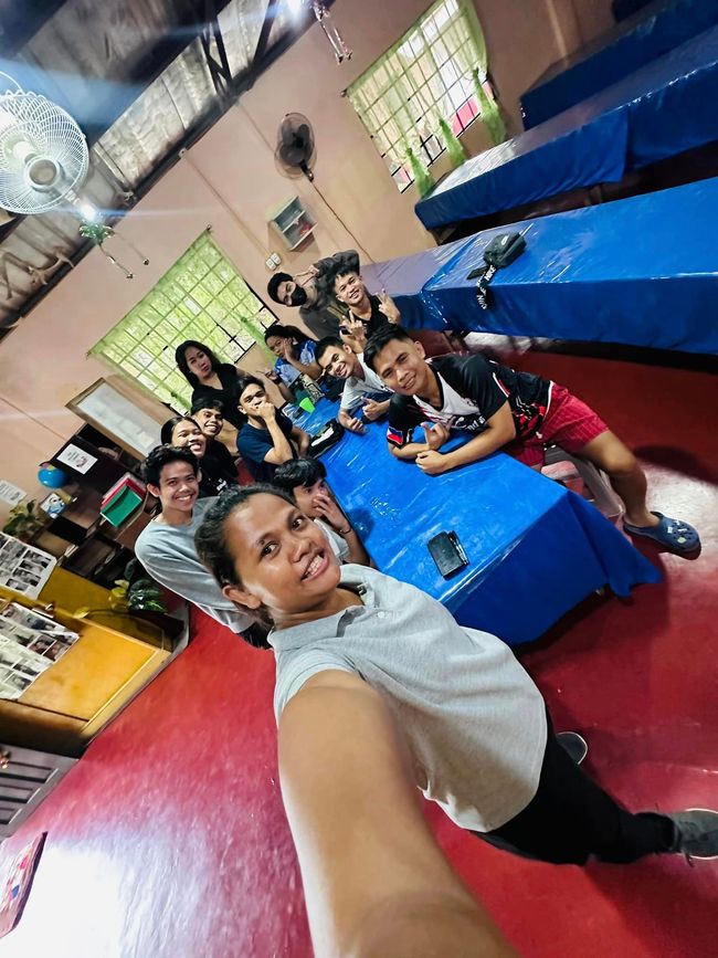 Aiza's first selfie with us :-) with the college helpers