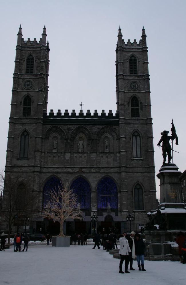 Notre Dame mit Denkmal Paul De Chomedey de Maisonneuve