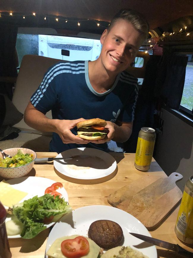 For dinner, we had some big burgers 😍 (Dolgen am See)