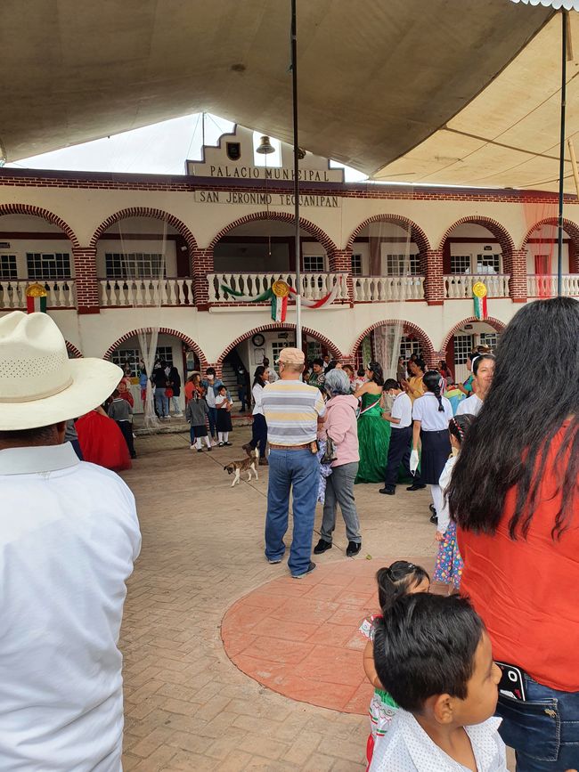 Versammlung an dem "Palacio Municipal" nach dem Festumzug