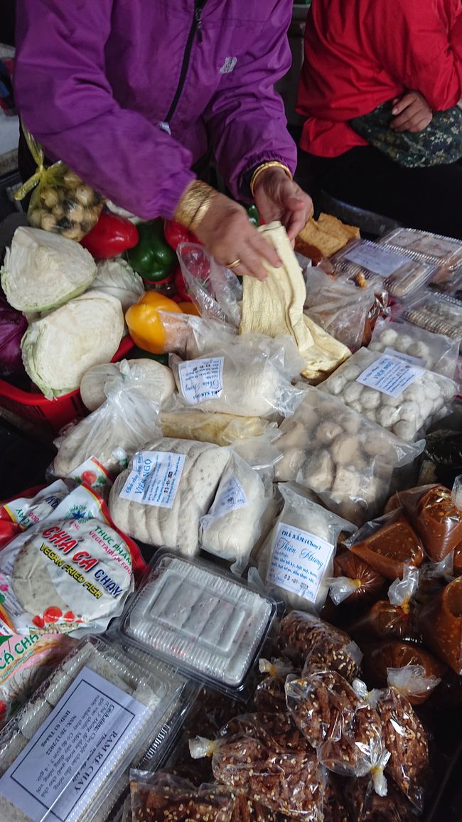 Hoi An, Market (veggie stand)