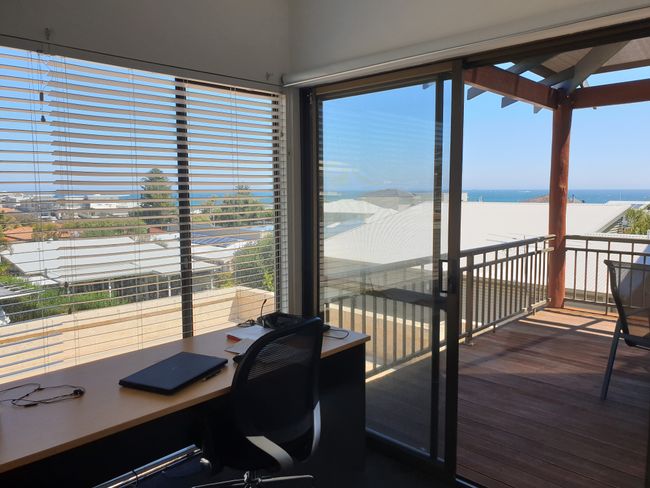 With such a home office, you just can't stop working - unless the waves are perfect