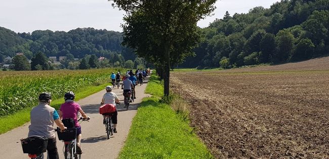 Cyclist caravan just behind Treuchtlingen