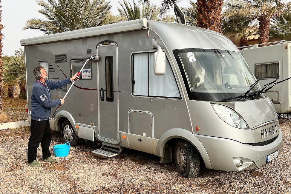 Premiere: For the first time, I scrub my motorhome with water and a brush. (Photo: Birgit)