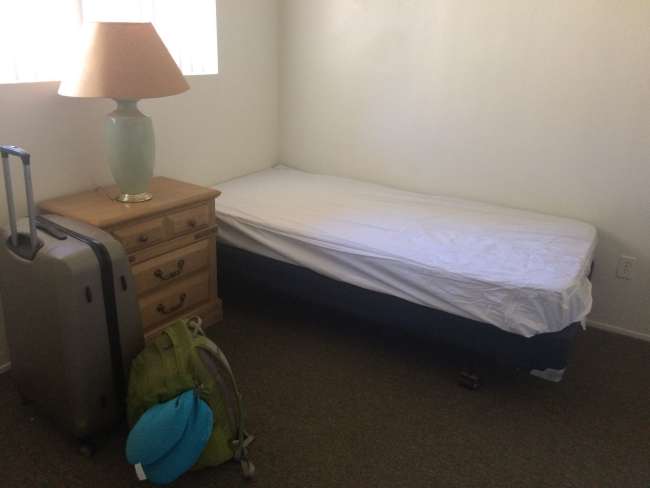 Wie in allen amerikanischen Studentenwohnheimen: Teppichboden und ein spärlich eingerichtetes Zimmer