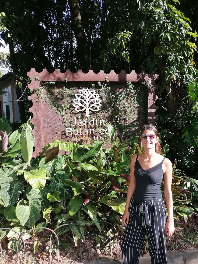 Anna in front of the Jardin Botanica