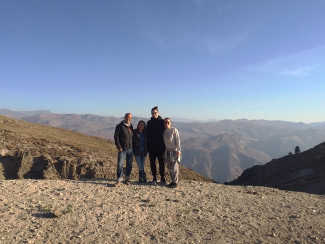 Meine Chilenischen Gasteltern und meine Holändische ''Gastschwester'' bei einem Ausflug in den Bergen.