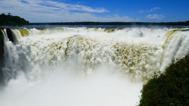 Iguazú Falls - lots of water